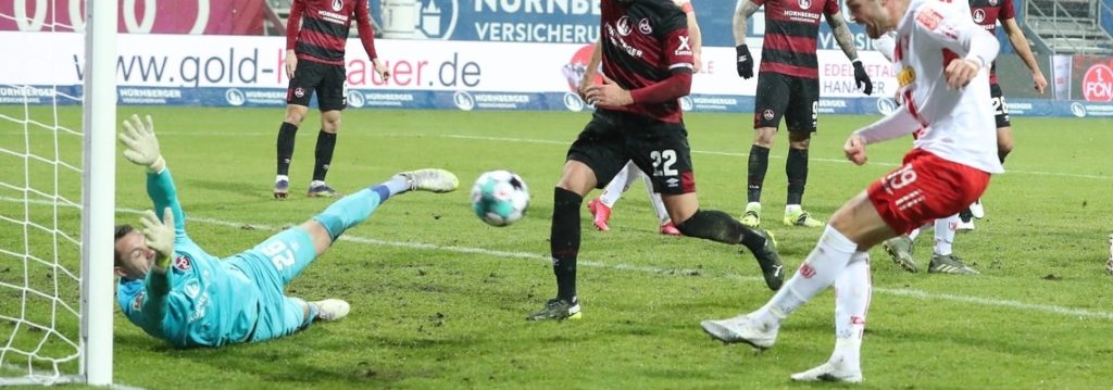 Andreas Albers 19, SSV Jahn Regensburg mit Torschuss gg Christian Mathenia 26, 1. FC Nürnberg