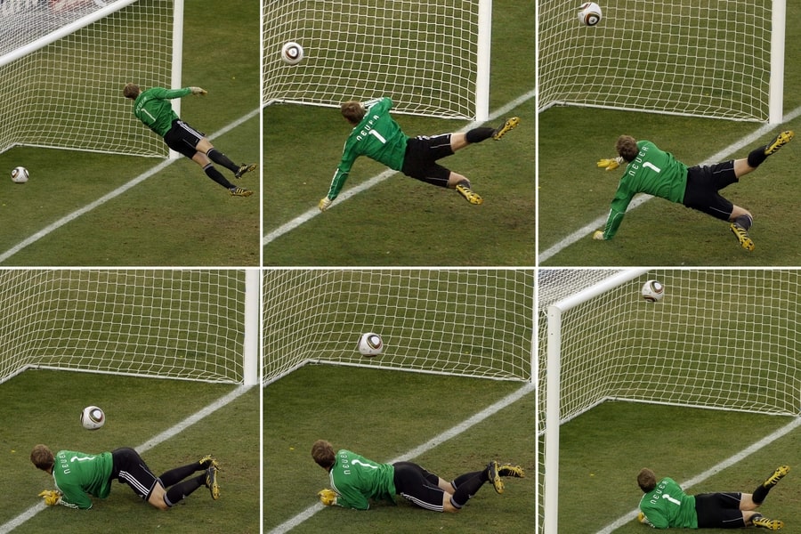 Manuel Neuer reagiert beim Bloemfontein Tor blitzschnell