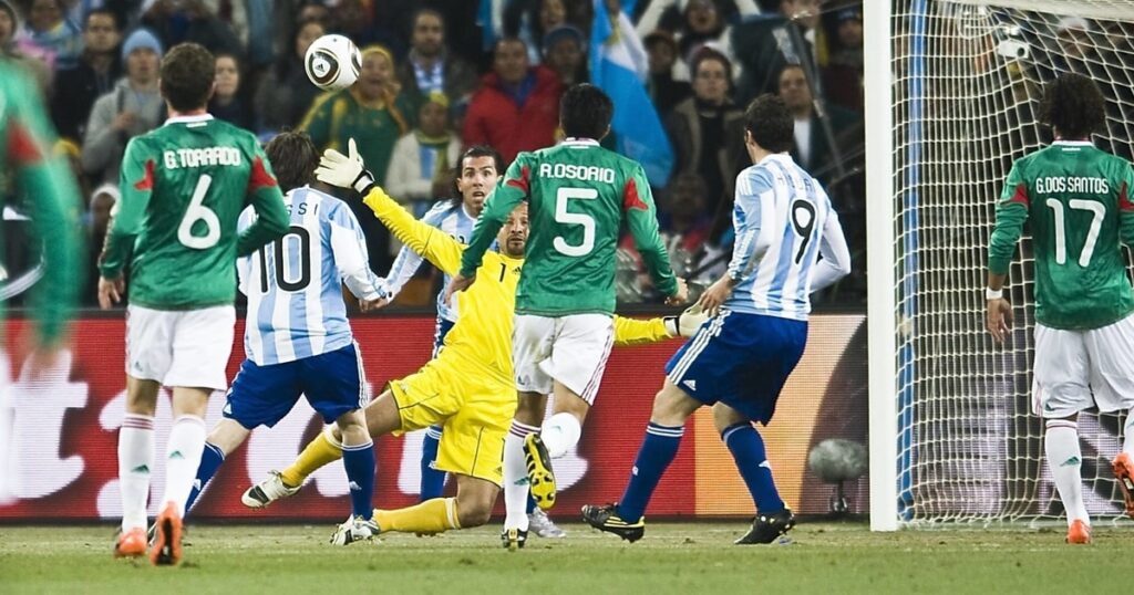 Tevez erzielt das Tor gegen Mexiko